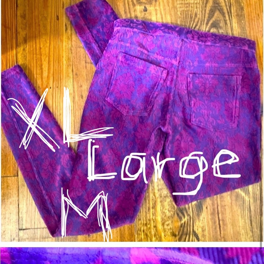 ISO (Not selling): HUE Baroque Print Leggings / Jeggings